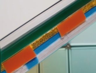 Как заклеить поврежденное стекло: от временных решений до профессионального ремонта