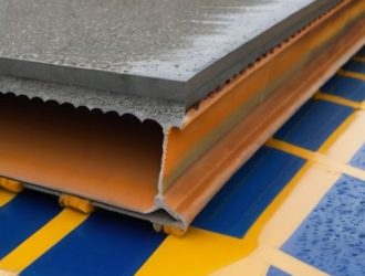 Как защитить бетонную отмостку: причины разрушения и эффективные методы продления срока службы