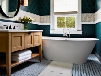 Обои в ванной комнате: стильный выбор или рискованный шаг?