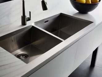 Установка нержавеющей мойки: шаги к долговечности и функциональности вашей кухни