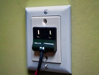 Безопасность в вашем доме: как правильно рассчитывать нагрузку на розетки и избежать перегрузок