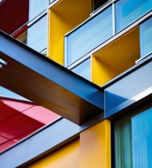 Эффективная обшивка дома профнастилом: защита, эстетика и долговечность в одном решении