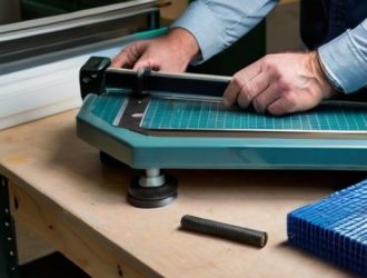 Искусство резки плитки: Как выбрать и использовать ручной плиткорез эффективно