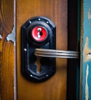 Как безопасно извлечь застрявший ключ из замка: полезные советы и методы