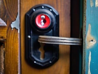 Как безопасно извлечь застрявший ключ из замка: полезные советы и методы