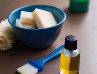 Как эффективно удалить клей от скотча с пластиковых поверхностей: советы и методы