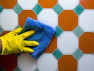 Как эффективно удалить плесень с обоев и защитить здоровье семьи