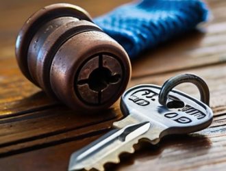 Как избежать заклинивания ключа в замке: советы и рекомендации для безопасной повседневной жизни