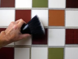 Как поклеить обои на краску: пошаговое руководство и советы по выбору материалов