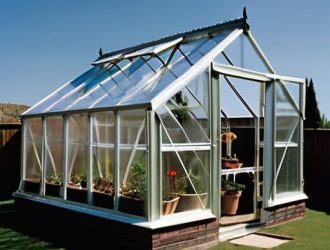 Как построить теплицу из поликарбоната: пошаговое руководство для начинающих