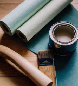 Как правильно покрасить обои: от выбора материалов до решения проблем