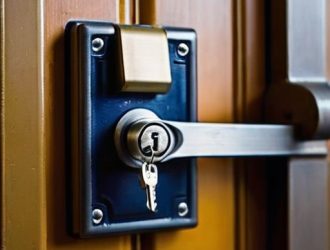 Как правильно установить замок на дверь: практическое руководство для безопасности вашего дома