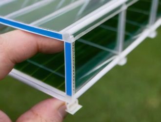 Как правильно заклеивать торцы поликарбонатных панелей для долговечности теплицы?