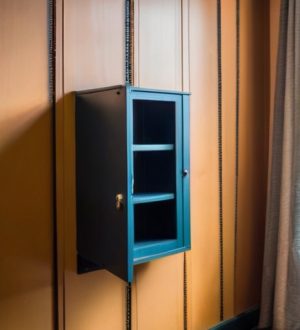 Как правильно закрепить шкаф к стене: пошаговое руководство для безопасности вашей мебели