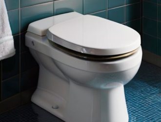 Как самостоятельно заменить внутренности сливного бачка унитаза: пошаговое руководство для экономии времени и средств