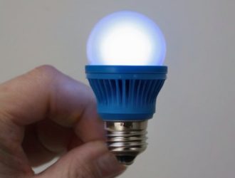 Почему светодиодная лампа светится даже при выключенном выключателе?