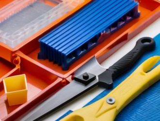 Правильный выбор инструментов для резки пластика: от ручных до промышленных методов