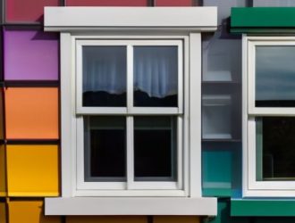 Выбор окон: Пластик или алюминий — что влияет на стоимость и долговечность?