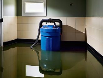 Эффективная откачка воды из затопленного подвала: шаги к решению проблемы и предотвращению будущих ситуаций