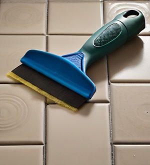 Эффективные способы удаления клея с плитки: от механических до химических методов