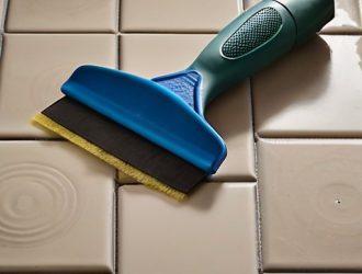 Эффективные способы удаления клея с плитки: от механических до химических методов