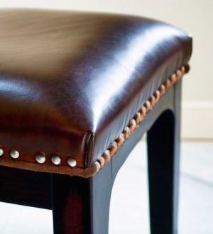 Как обновить старый стул: пошаговое руководство по обтяжке кожзамом