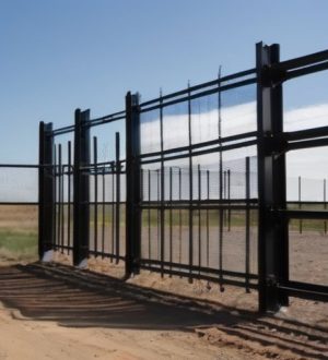 Как построить надежный забор из металлопрофиля: пошаговое руководство