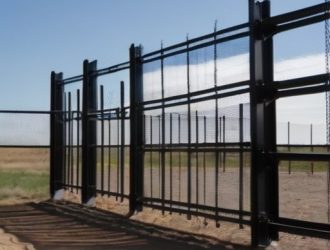 Как построить надежный забор из металлопрофиля: пошаговое руководство