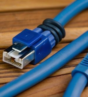 Как правильно подключить интернет-кабель к розетке: пошаговое руководство для новичков