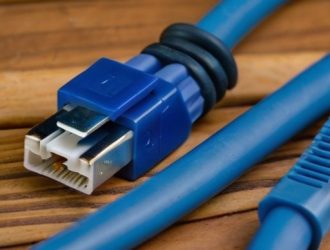 Как правильно подключить интернет-кабель к розетке: пошаговое руководство для новичков