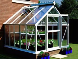 Как правильно установить теплицу из поликарбоната: от выбора места до обустройства внутреннего пространства