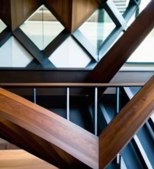 Косоур лестницы: ключевые аспекты выбора и ухода за важным элементом конструкции