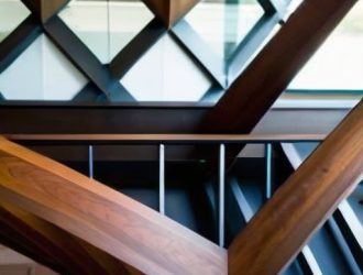 Косоур лестницы: ключевые аспекты выбора и ухода за важным элементом конструкции