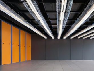 Правильное крепление проводки к потолку: ключевые аспекты и советы по установке