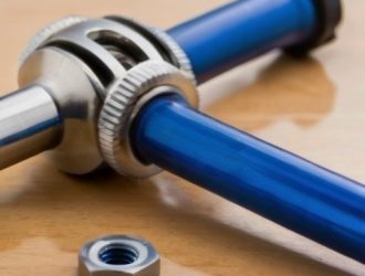 Правильное направление откручивания кран-буксы: ключ к успешному ремонту сантехники