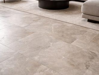 Холодный пол как дизайнерский плюс: когда камень выигрывает у дерева
