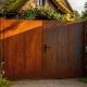 Сравнение материалов для ворот: что лучше для загородного участка